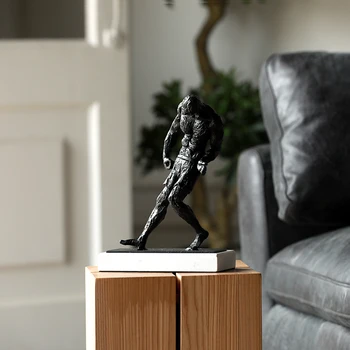 Abstrato Moderno Black Metal Figura Andando Com O Punho Levantado Estátua De Enfeites Para A Decoração Home Acessórios Dom Escultura De Mármore